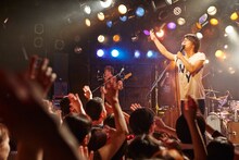 wacci「春はクアトロ。花よりライブ!! wacciワンマンどうでshow!?」東京・渋谷CLUB QUATTRO公演の様子。 （写真提供：EPICレコードジャパン）
