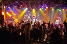 wacci「春はクアトロ。花よりライブ!! wacciワンマンどうでshow!?」東京・渋谷CLUB QUATTRO公演の様子。 （写真提供：EPICレコードジャパン）