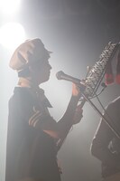 ベルリラを演奏する清浦夏実。（撮影：吉田進吾）