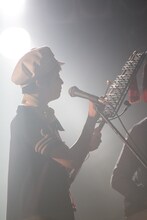 ベルリラを演奏する清浦夏実。（撮影：吉田進吾）