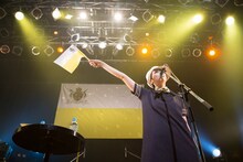 TWEEDEESの旗を掲げる清浦夏実（Vo）。（撮影：吉田進吾）