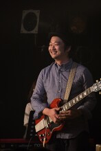 TWEEDEESのサポートメンバー山之内俊夫（G）。（撮影：吉田進吾）