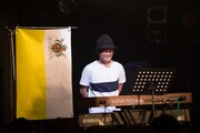 TWEEDEESのサポートメンバー坂和也（Key）。（撮影：吉田進吾）