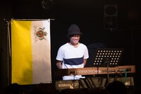 TWEEDEESのサポートメンバー坂和也（Key）。（撮影：吉田進吾）