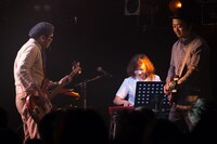 左から沖井礼二（B）、末永華子（Key）、山之内俊夫（G）。（撮影：吉田進吾）