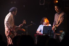 左から沖井礼二（B）、末永華子（Key）、山之内俊夫（G）。（撮影：吉田進吾）
