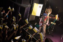 TWEEDEESの旗を掲げる観客。（撮影：吉田進吾）