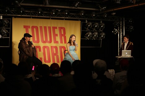 左より里山拓斗氏、板野友美、キングレコードのディレクター。