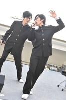 DAICHI（右）にイタズラするHAMA（左）。