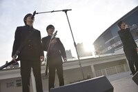 ゆっくりとステージに近付くHAMAを見守る（左から）HIROKI、GORO、DAICHI。