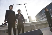 ゆっくりとステージに近付くHAMAを見守る（左から）HIROKI、GORO、DAICHI。