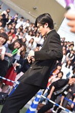 MCハマー風のステップで徐々にステージに近付くHAMA。