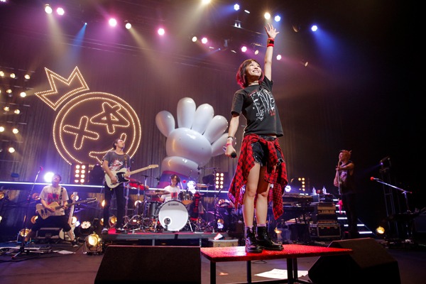 LiSA「LiVE is Smile Always～Hi! FiVE～」東京・NHKホール公演の様子。（Photo by hajime kamiiisaka）