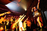 LiSA「LiVE is Smile Always～Hi! FiVE～」東京・NHKホール公演の様子。（Photo by hajime kamiiisaka）