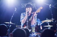 藤岡みなみ（Vo, G / 藤岡みなみ＆ザ・モローンズ）（撮影：勝永裕介）