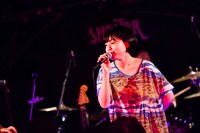藤岡みなみ（Vo, G / 藤岡みなみ＆ザ・モローンズ）（撮影：勝永裕介）