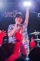 藤岡みなみ（Vo, G / 藤岡みなみ＆ザ・モローンズ）（撮影：勝永裕介）