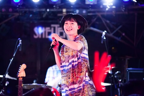 藤岡みなみ(Vo, G / 藤岡みなみ&ザ・モローンズ)(撮影:勝永裕介)