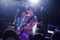 藤岡みなみ（Vo, G / 藤岡みなみ＆ザ・モローンズ）（撮影：勝永裕介）