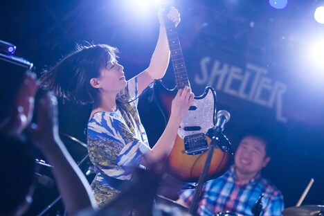 藤岡みなみ(Vo, G / 藤岡みなみ&ザ・モローンズ)(撮影:勝永裕介)