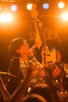 藤岡みなみ（Vo, G / 藤岡みなみ＆ザ・モローンズ）（撮影：勝永裕介）