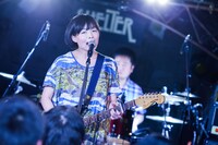 藤岡みなみ（Vo, G / 藤岡みなみ＆ザ・モローンズ）（撮影：勝永裕介）