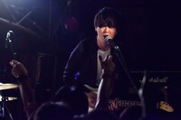 シミズコウヘイ（G, MC / カラスは真っ白）（撮影：勝永裕介）