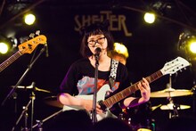 ヤギヌマカナ（Vo, G / カラスは真っ白）（撮影：勝永裕介）