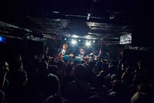 カラスは真っ白のライブの様子。（撮影：勝永裕介）