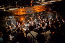 カラスは真っ白のライブの様子。（撮影：勝永裕介）