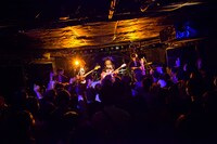 カラスは真っ白のライブの様子。（撮影：勝永裕介）