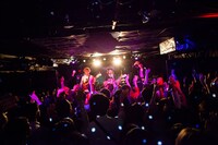 カラスは真っ白のライブの様子。（撮影：勝永裕介）