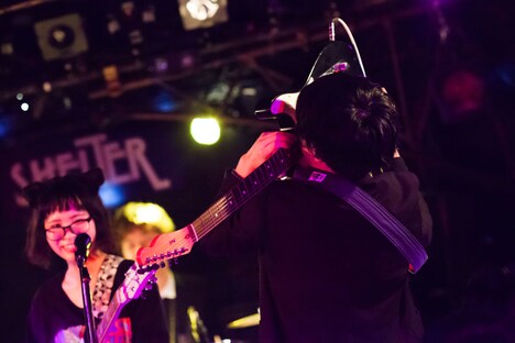 シミズコウヘイ(G, MC / カラスは真っ白)(撮影:勝永裕介)