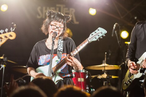 ヤギヌマカナ(Vo, G / カラスは真っ白)(撮影:勝永裕介)