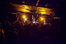 カラスは真っ白のライブの様子。（撮影：勝永裕介）