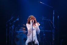 鋲（Vo）（撮影：富田一也）