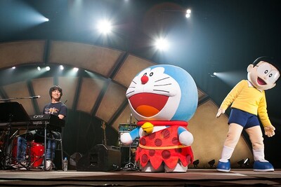 ドラえもん（中央）とのび太（右）と共演する山崎まさよし（左）。