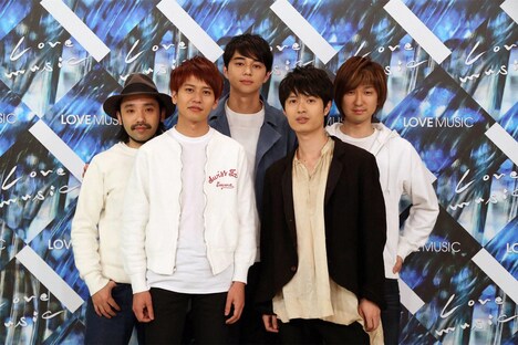 NICO Touches the Wallsと東出昌大。(c)フジテレビ