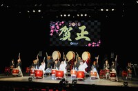 「治外法権 -新春だょ全員集合!!2016-」での和太鼓パフォーマンス。（撮影：河井彩美 / AY-Beatrium）