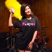 「『白井なりの新宿LOFT』チョベリグTシャツ」を着たかおり。