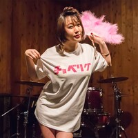 「『白井なりの新宿LOFT』チョベリグTシャツ」を着たちゃんまい。