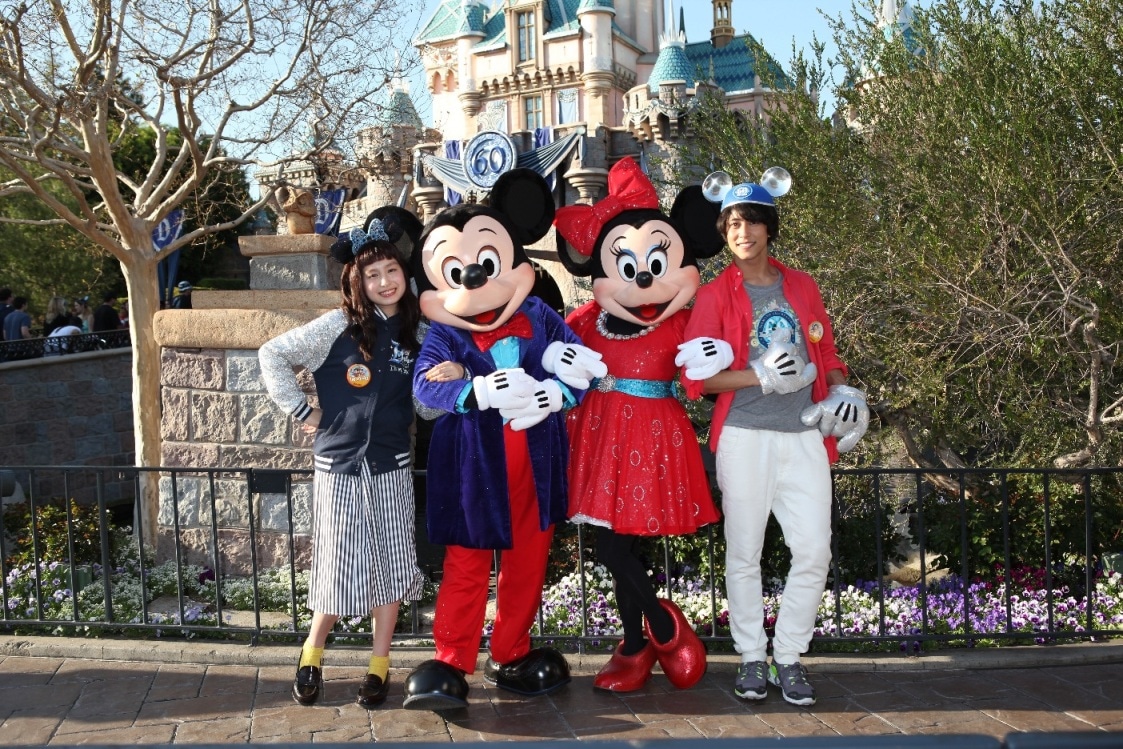 番組MCを務めるトミタ栞（左）と佐野岳（右）。(c)Disney
