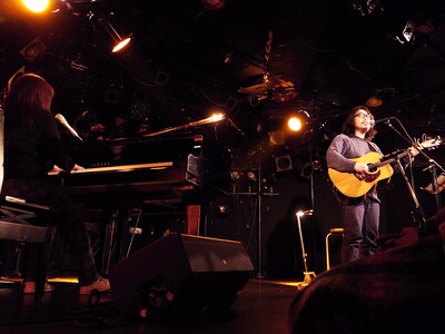 左から小谷美紗子、曽我部恵一。