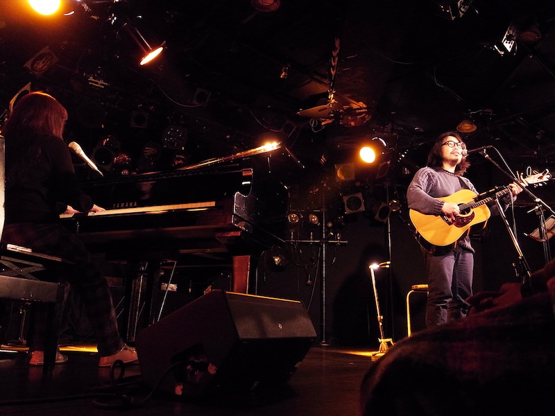 左から小谷美紗子、曽我部恵一。