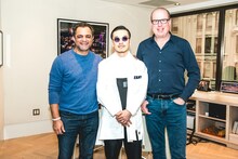 左からフェイゼル・デュラーニDef Jam Recordings 取締役、AK-69、スティーヴ・バーテルズDef Jam Recordings CEO。