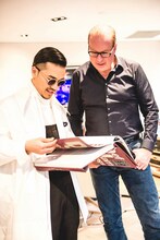 AK-69とスティーヴ・バーテルズCEO。