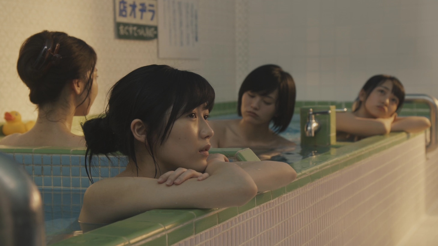 AKB48「翼はいらない」ミュージックビデオのワンシーン。