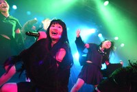 BELLRING少女ハートによるライブの様子。