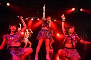 アップアップガールズ（仮）によるライブの様子。