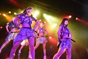 アップアップガールズ（仮）によるライブの様子。